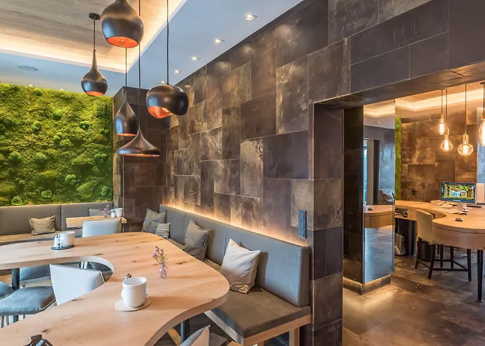 מלון Bavaria Boutique 3*