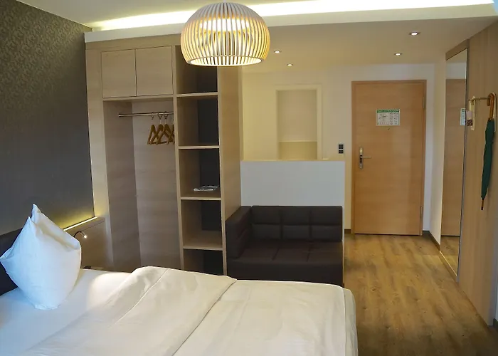 מלון Bavaria Boutique 3*